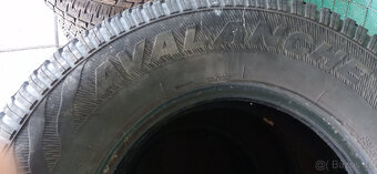 Prodám zimní 215/65/16c a 245/75/16 - 7
