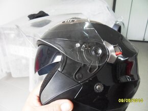Moto helmu se slunecnim stitem - 7