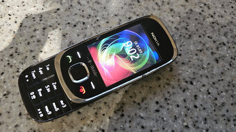 Nokia 7230, volný na všechny operátory. - 7