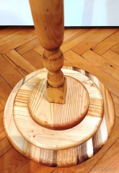 Květinový stolek na vysoustružené noze přírodní - 7