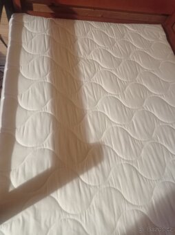 Dřevěná postel s matrací roštem a bočnicí - 7