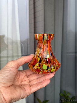 Starožitná malá váza 9.5 cm, barevné brokové sklo - 7