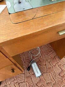 Skříňový šicí stroj včetně návodu - 7