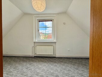 Nabízíme k pronájmu pěkný byt 3+1, ve vile, o ploše 67 m2. - 7