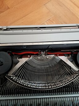 Prodám mechanický psací stroj - 7
