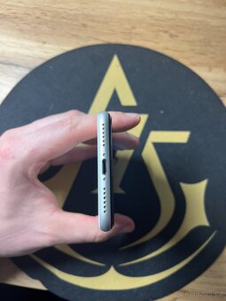 iPhone SE 2020 - 100% baterie/velmi hezký stav - 7