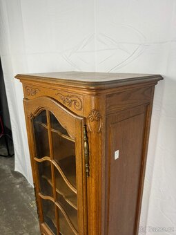 Úzká skříňka / vitrína (136024) - 7