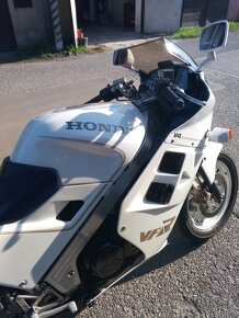 Honda VFR 750 F - 7