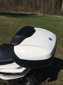 Original kufr Piaggio X10 / MP3 - 7