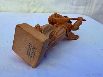 Dřevěná socha anděl hudebník hrající na loutnu - 7