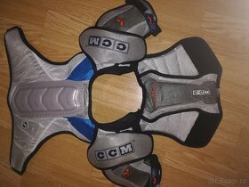 Hokej , výstroj + brusle Bauer vel 40,5 - 7