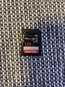 Canon EOS R6 - TOP stav + 2 baterie, brašna, karta - 7