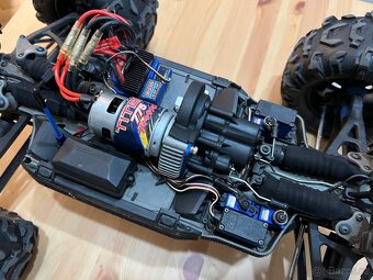 Traxxas Summit 1:8 Modrý TITAN 775 - 7