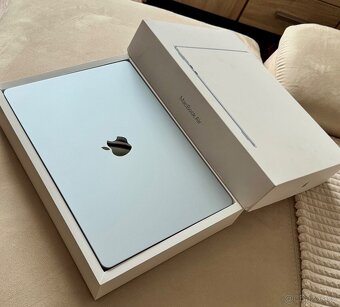 Apple MacBook Air 15" 2025, M4 10-Core, 16GB/256GB, modrý - 7