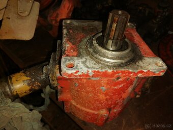 Prodám náhradní díly na Bělorus: pomocné čerpadlo hydrauliky - 7