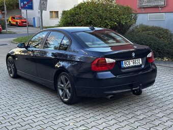 BMW E90 320i 110kW Xenony ALU R17 Tempomat El. tažné - 7