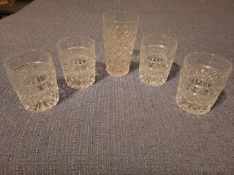 Velké množství skleniček - 7