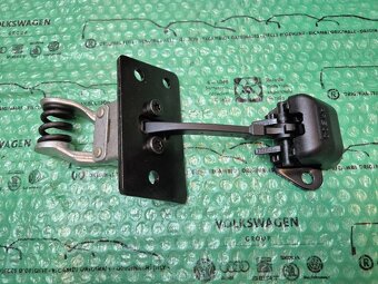 omezovač pravých zadních křídlových dveří VW Transporter T5 - 7