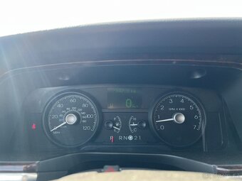 Lincoln Town Car - 7