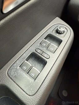Volkswagen Sharan Highline DSG 7 míst Intg.sed Tažné Webasto - 7