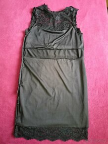 Malé černé krajkové šaty ke krku, pouzdrové - 7