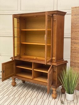 Vyřezávaná skříňka s vitrínou - 7