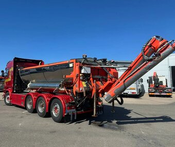 Scania R580 V8 8x4 nosič kontejneru s asfaltovým rozmetadlem - 7