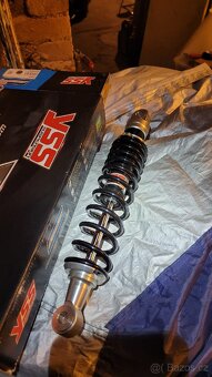 Prodám na triumph Bonneville - sedlo, zadní tlumiče, výfuk - 7