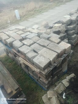 Staré dlažební kostky velké. - 7