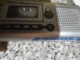 Prodám malý přenosný radio a budik s výklopný displej - - 7