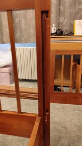 Prodám kompletní dětskou dřevěnou postýlku s ohrádkou 120x60 - 7