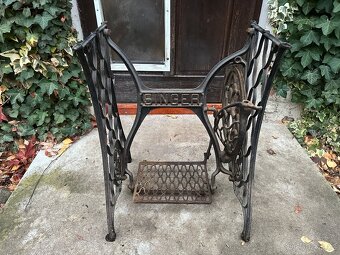 Krásné nohy od šicího stroje SINGER - 7