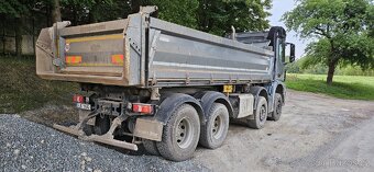 Mercedes Benz Arocs 8x4 třístranný sklápěč - 7