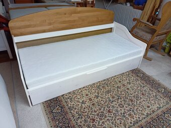 Prodám hezkou postel s výsuvným lůžkem za masivu 90 x 200 cm - 7