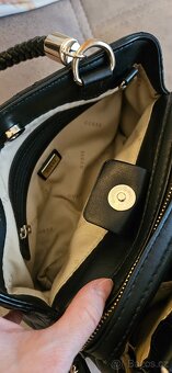 Krásná kabelka Guess s popruhem - 7