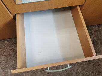 Šatní skříň se dvěma zásuvkami a zrcadlem uprostřed - 7