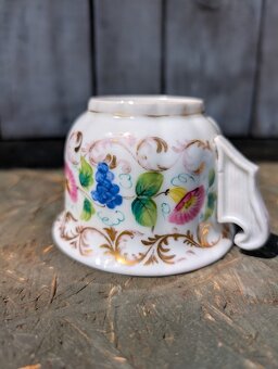 Starožitný porcelánový hrnek, luční květy, hrozno. - 7