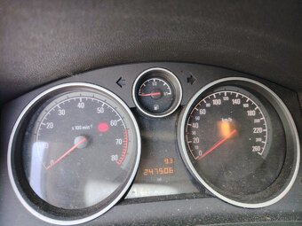 Opel Zafira B 2.2 - na náhradní díly - 7