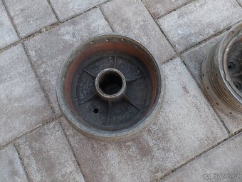 Jawa kyvacka - brzdovy štít, stred kola - 7