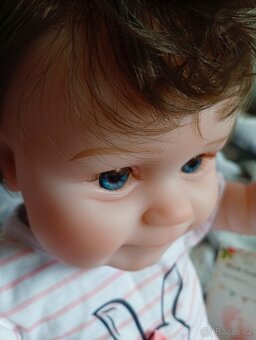 Realistická Reborn panenka usměvavá holčička Maddie - 7