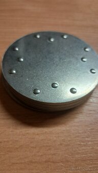 Čtyři kruhové kovové disky - 7