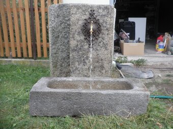 stará kamenná kašna s tekoucí vodou koryto kaménka - 7