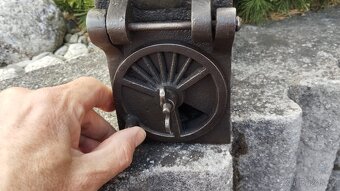 Obrovská komínová velmi stará sbírková žehlička D.R.G.M. - 7