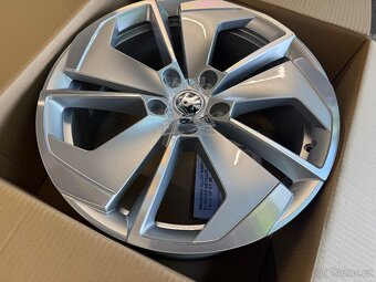 Alu kola 5x112 r18 Škoda Octavia 4 originál - 7