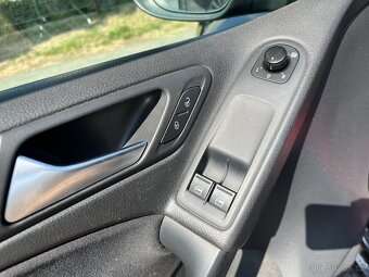 VW Golf 1.6 MPi Senzory, ALU, Výhřev Sedadel - 7