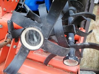 Prodám dvokolovou frézu mountfield včetně příslušenství. - 7