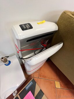 Vybavení kancelaře, nabytek, monitory, kavovar atd - 7