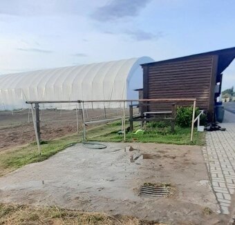 Nabízíme exkluzivně k prodeji jezdecký areál s 26 boxy, rodi - 7