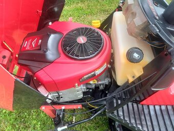 ZAHRADNÍ TRAKTOR 20 HP DVOUVÁLEC - 7