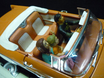 Ford Sunliner 1956 ERTL 1/18 včetně figurek - 7